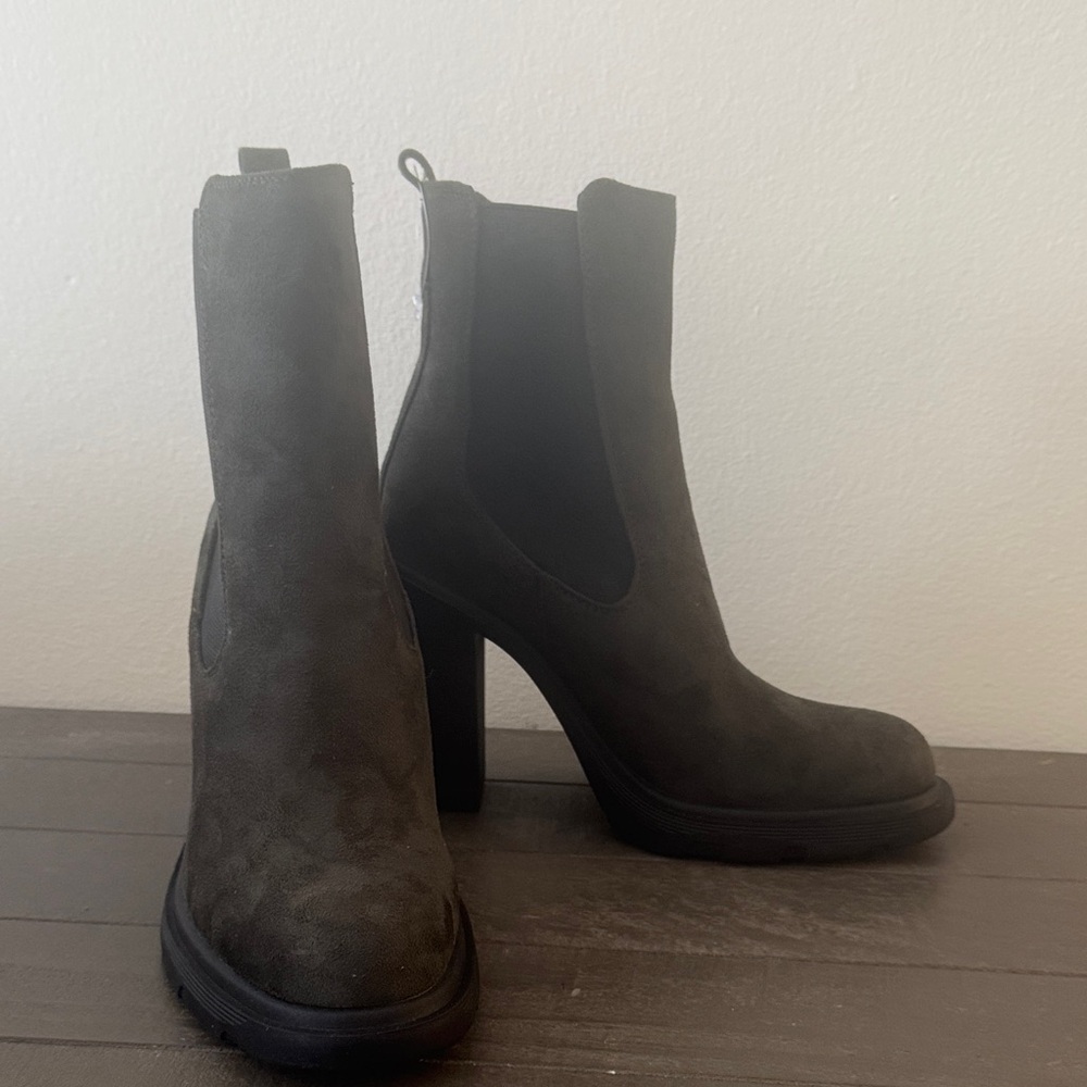 Elegant Olive Green Suede High Heel Ankle Boots size 7.5M